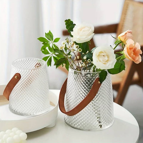 Vase coloré avec anse imitation cuir en verre présentation des modèles Blanc taille S et M avec bouquets de fleurs