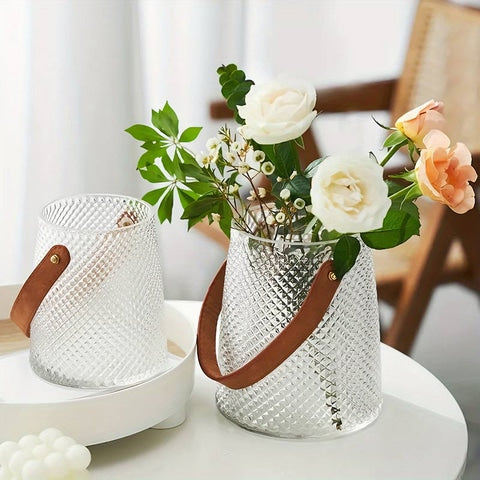 Vase coloré avec anse imitation cuir en verre présentation des modèles Blanc taille S vide et M avec bouquet de fleurs.