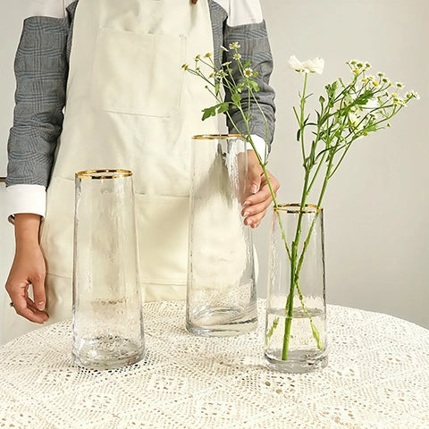 Vase conique chic opalisé col doré en verre présentation et mise en scène des modèles A et B sur une table avec fleurs