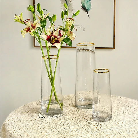 Vase conique chic opalisé col doré en verre présentation des modèles A et B sur une table avec fleurs