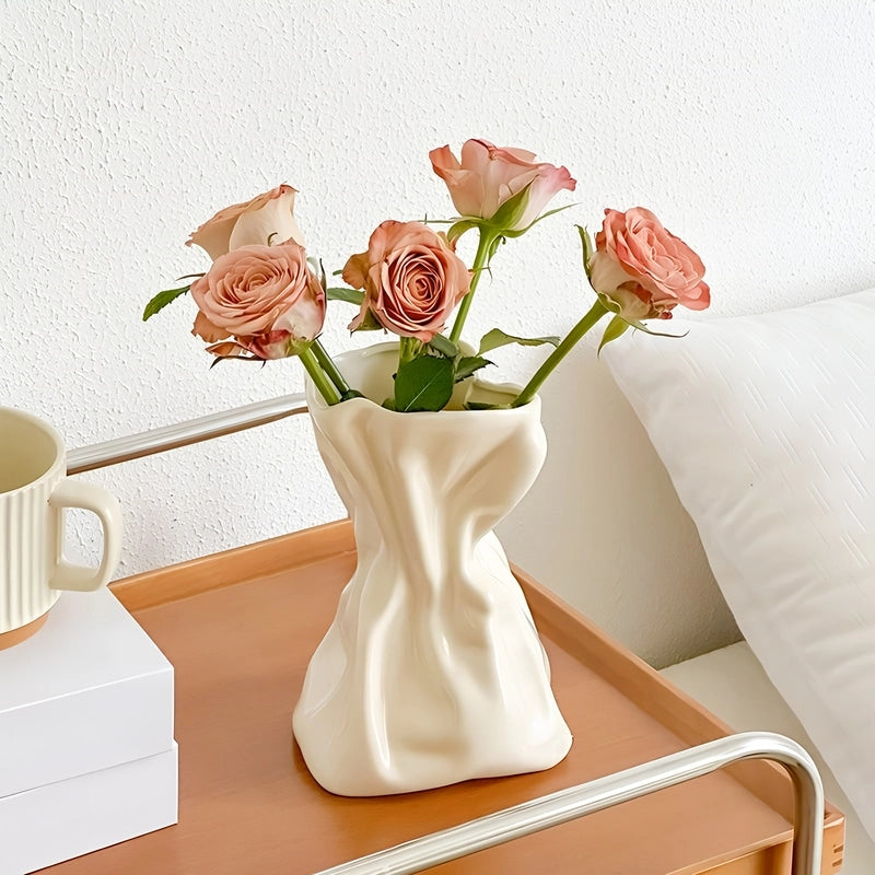 Vase Créatif Froissé Design Original présentation du modèle Beige avec des roses.