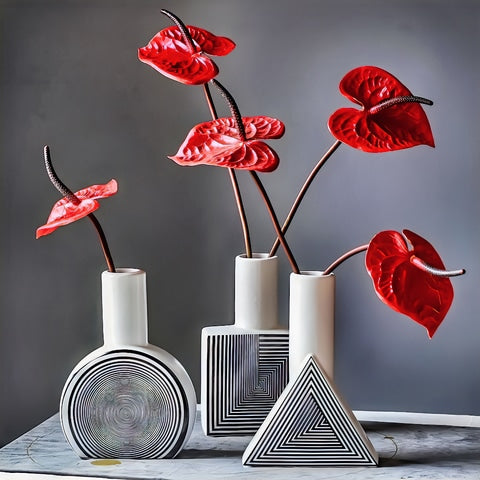 Vase créatif ligne géométrique effet hypnotique Céramique présentation de tous les modèles sur table avec fleurs rouge