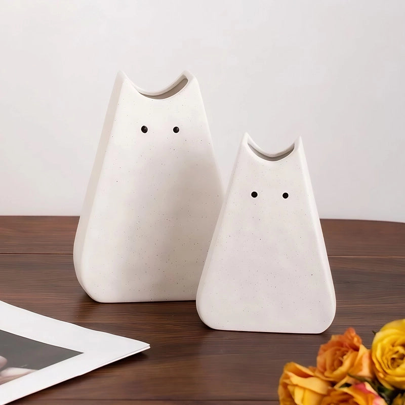 Vase Créatif Silhouette de Chat Original présentation des modèles Grand et Petit blanc sans fleurs sur un meuble en bois.