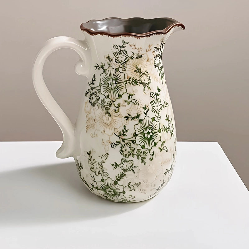 Vase Cruche Ancienne Col Ondulé Motif Floral présentation du modèle grand sans fleurs sur une table blanche.
