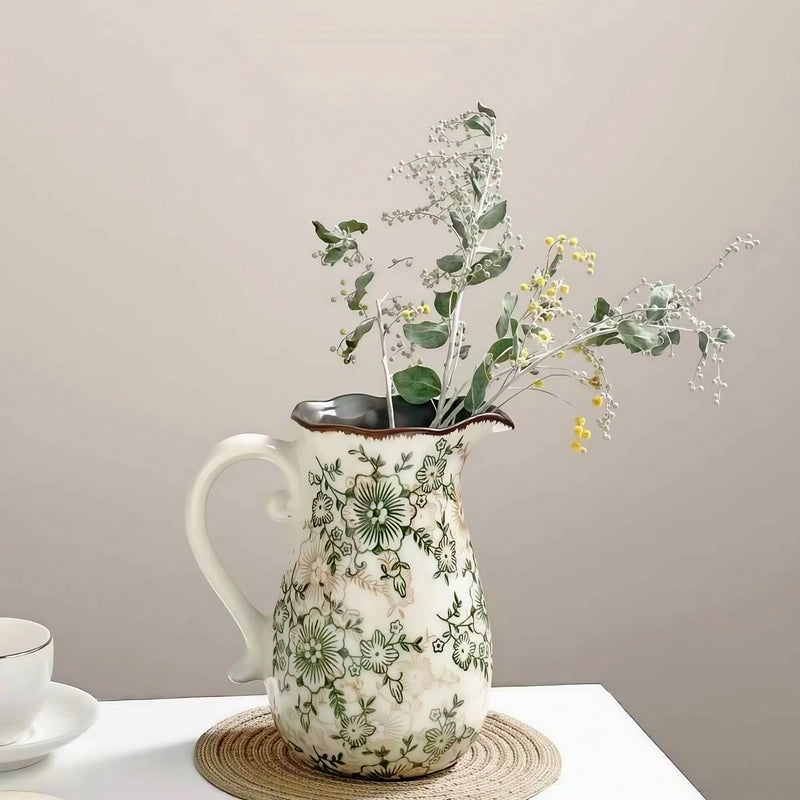 Vase Cruche Ancienne Col Ondulé Motif Floral présentation du modèle petit avec fleurs séchées sur une table blanche.