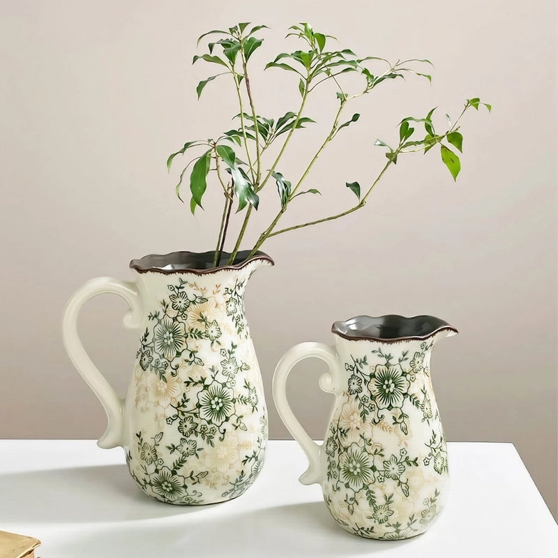 Vase Cruche Ancienne Col Ondulé Motif Floral, présentation des modèles Grand avec tige florale et petit sans fleurs sur une table blanche.