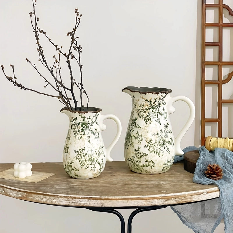 Vase Cruche Ancienne Col Ondulé Motif Floral, présentation des modèles Grand sans fleurs et petit avec branches séchées sur une petite table.
