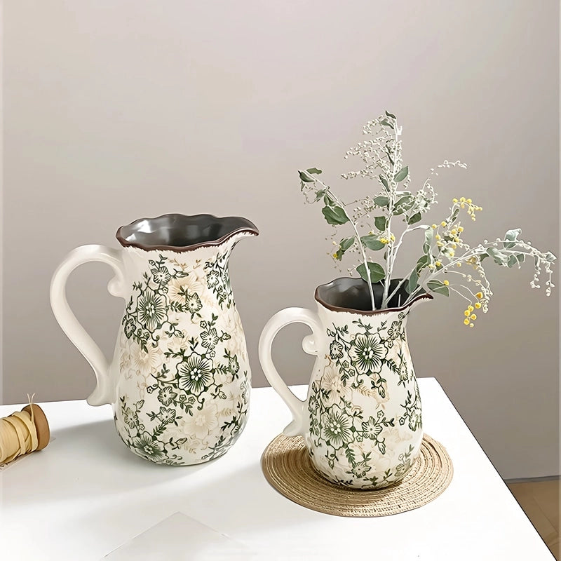 Vase Cruche Ancienne Col Ondulé Motif Floral, présentation des modèles Grand sans fleurs et petit avec fleurs séchées sur une table blanche.