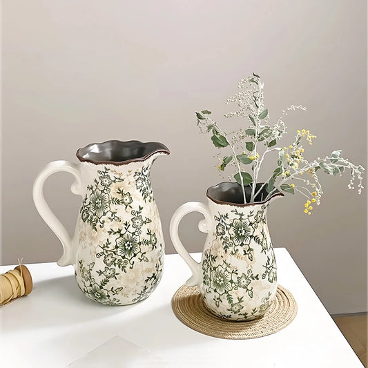 Vase Cruche Ancienne Col Ondulé Motif Floral, présentation des modèles Grand sans fleurs et petit avec fleurs séchées sur une table blanche.