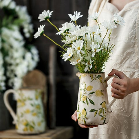 Vase cruche rétro motifs citron ou rose présentation modèles Grand et Petit Citron tenu en main avec bouquet de fleurs