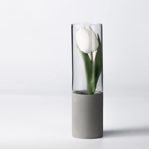 Vase cylindrique bi-matière transparent et gris en verre et céramique présentation du modèle B avec une tulipe blanche