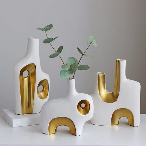 Vase de luxe art abstrait blanc et doré en porcelaine présentation modèles A  et C et B  avec plante