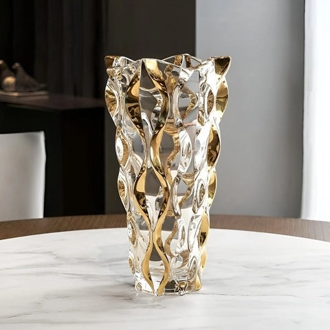 Vase de Luxe Effet Cristal Coloré en Verre présentation du modèle ambre posé sur une table