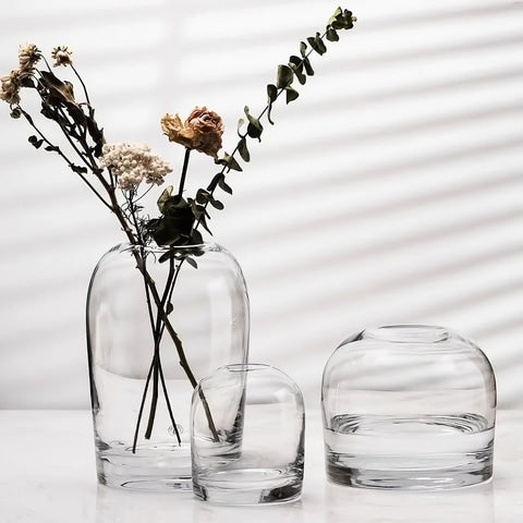 Vase décoratif gris ou blanc transparent en verre présentation des modèles Transparent A , B , C sur une table avec des fleurs