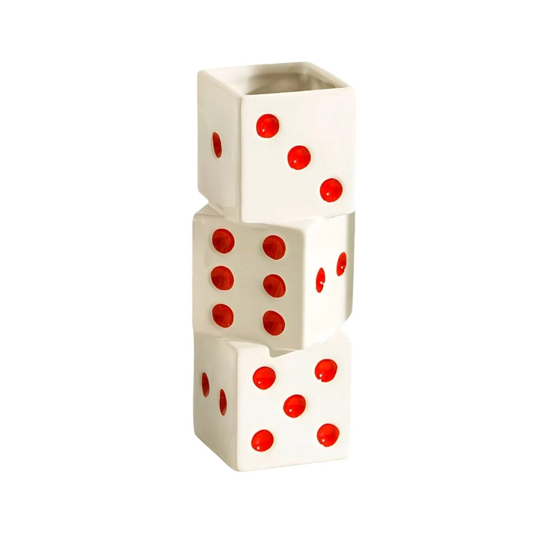 Vase Dés Colorés Superposés modèle Rouge sans fleur sur fond blanc.