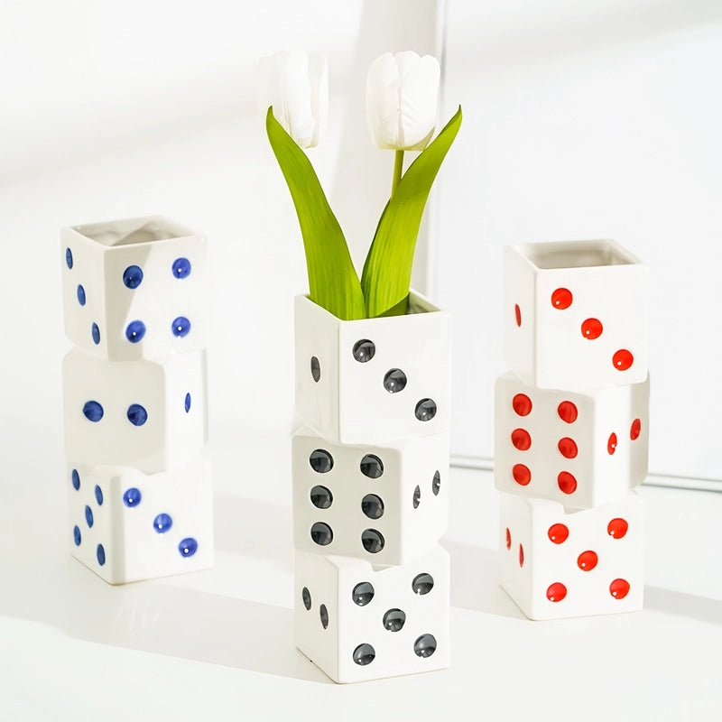 Vase Dés Colorés Superposés, présentation de tous les modèles avec fleur sur une table blanche.