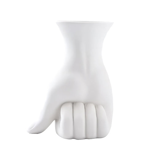 Vase design main poing fermé en céramique couleur blanc sur fond blanc.