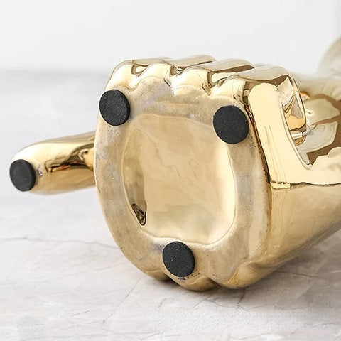 Vase design main poing fermé en céramique détails du dessous