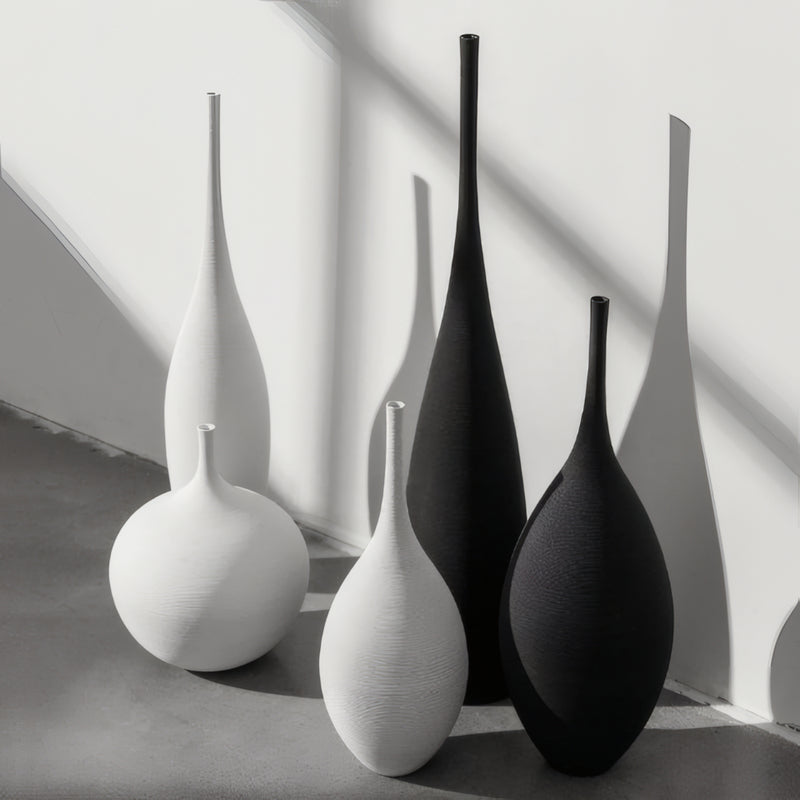Vase Design Moderne Noir ou Blanc présentation de tous les modèles sans fleurs posés au sol.