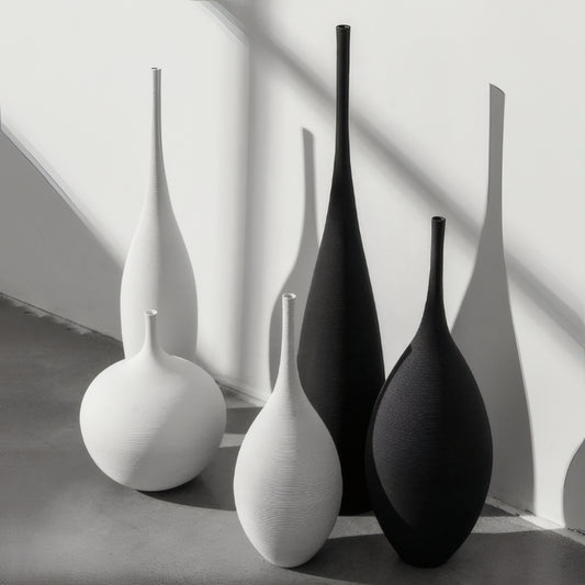 Vase Design Moderne Noir ou Blanc présentation de tous les modèles sans fleurs posés au sol.