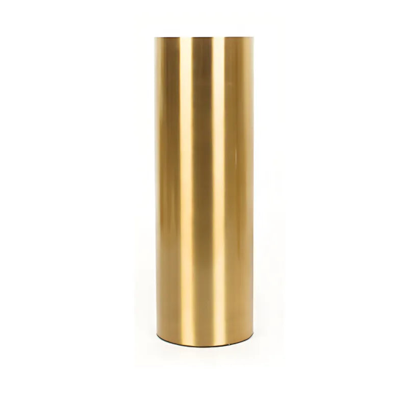 Vase doré cylindrique en métal, modèle grand sur fond blanc.