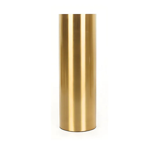 Vase doré cylindrique en métal, modèle grand sur fond blanc.