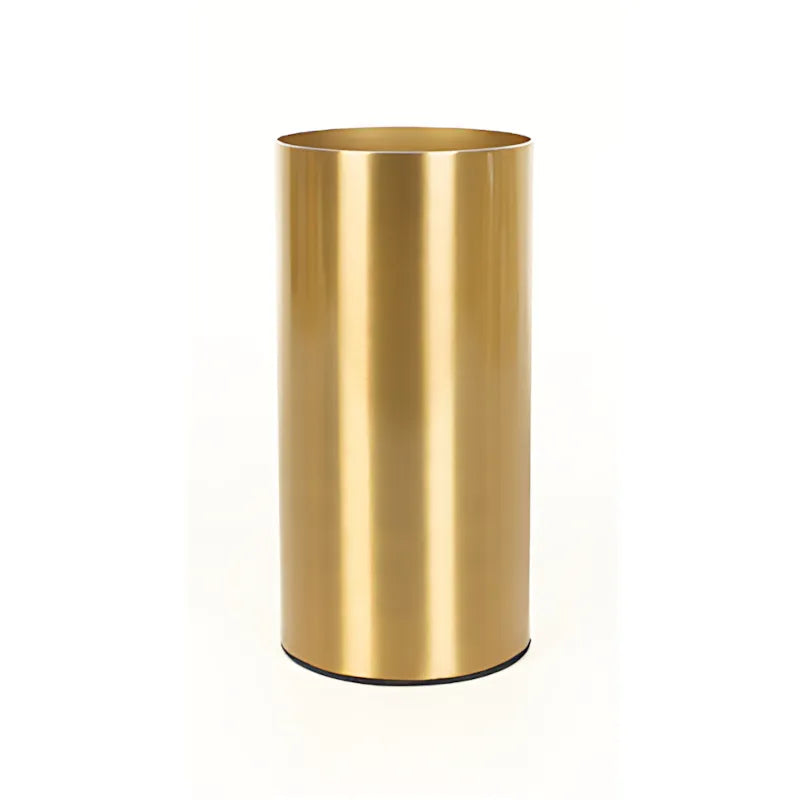 Vase doré cylindrique en métal, modèle petit sur fond blanc.