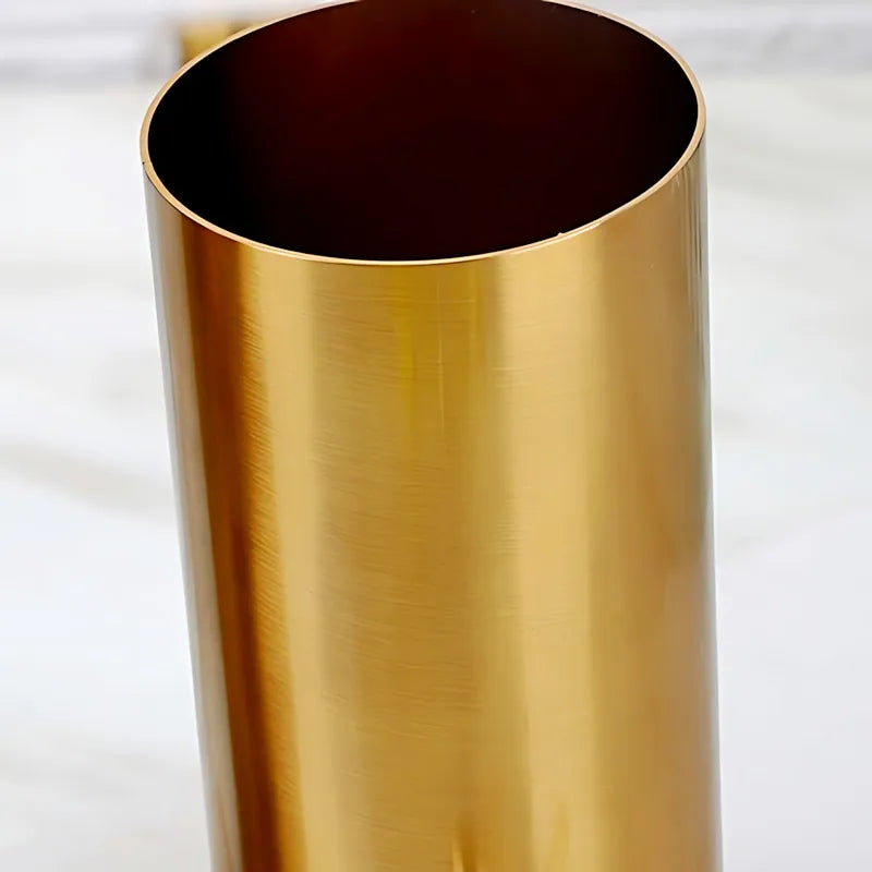 Vase doré cylindrique en métal, présentation du col, vu de près.