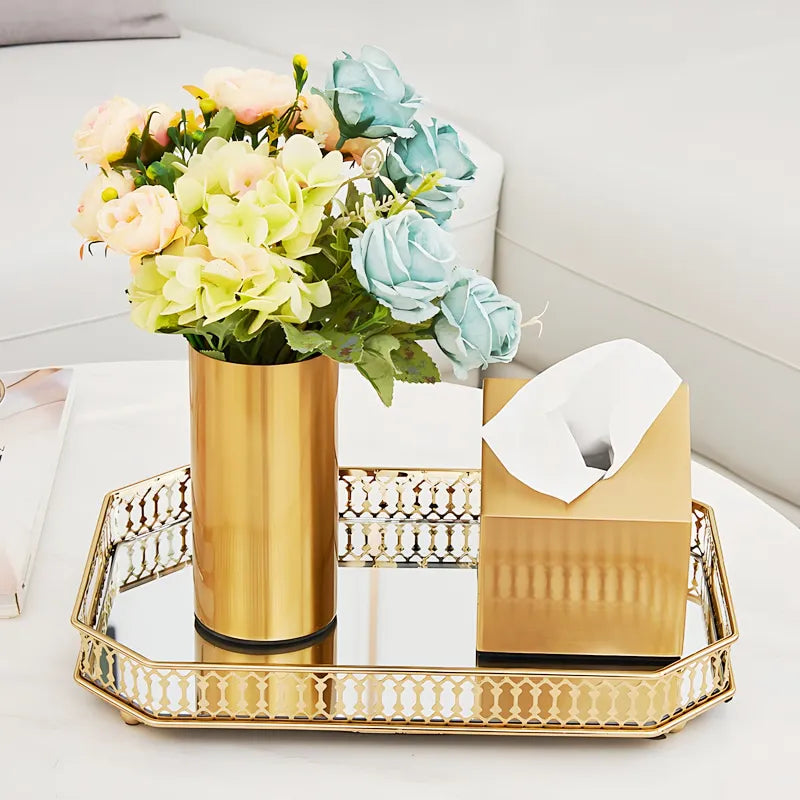 Vase doré cylindrique en métal, présentation du modèle petit posé sur un plateau miroir avec des fleurs.