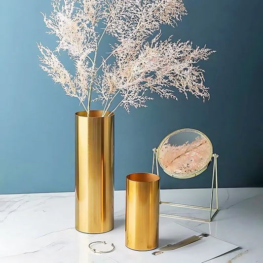 Vase doré cylindrique en métal, présentation des modèles Grand et Petit sur une table blanche.