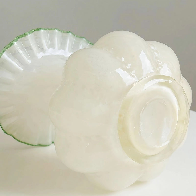 Vase Élégant Rond avec Col Forme Feuille Dentelée, présentation détails du dessous sur une table blanche.