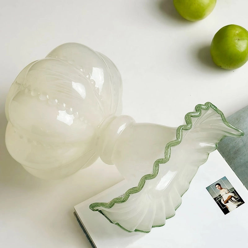 Vase Élégant Rond avec Col Forme Feuille Dentelée, présentation des détails, vue du dessus sur une table blanche.