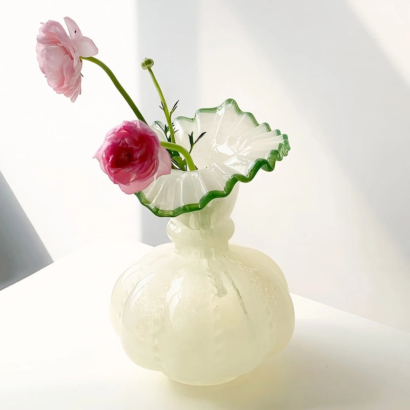 Vase Élégant Rond avec Col Forme Feuille Dentelée, présentation du modèle Blanc avec fleurs sur une table blanche.