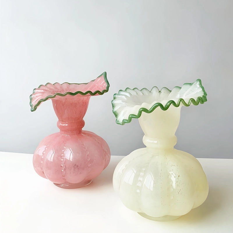 Vase Élégant Rond avec Col Forme Feuille Dentelée, présentation des modèles rose et blanc sans fleurs sur une table blanche.