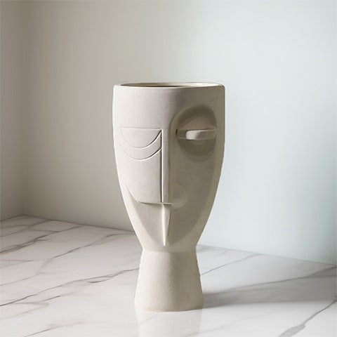 Vase en forme de visage style nordique présentation du modèle Blanc sur plan de travail en marbre