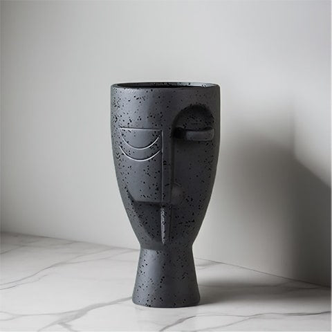 Vase en forme de visage style nordique présentation du modèle Noir Moucheté sur table en marbre