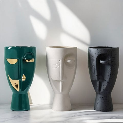 Vase en forme de visage style nordique présentation de tous les modèles sur une table en marbre