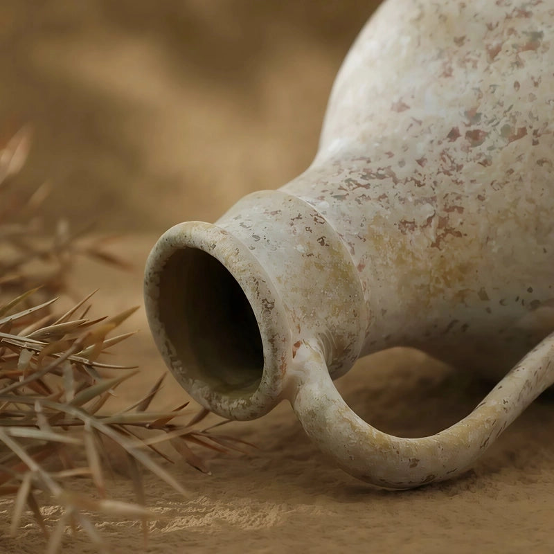 Vase d'Époque Forme Pichet Peint à la Main couché détails du col, prise de vue de près.
