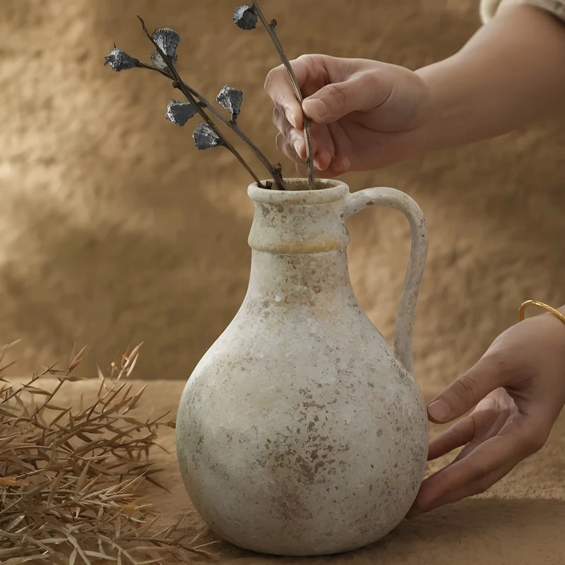 Vase d'Époque Forme Pichet Peint à la Main, mise en scène avec tiges séchées.