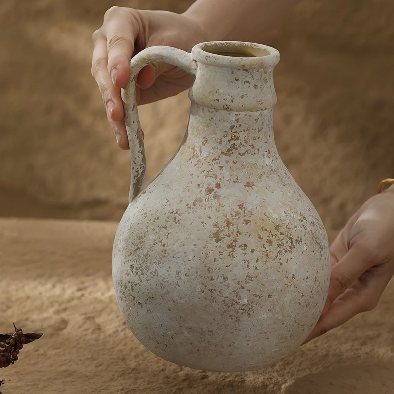 Vase d'Époque Forme Pichet Peint à la Main, mise en scène tenu en main sans fleurs.