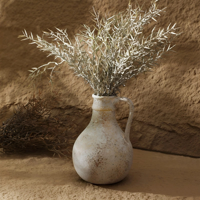 Vase d'Époque Forme Pichet Peint à la Main, présentation avec bouquet de fleurs séchées.