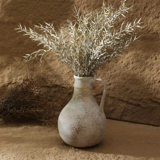 Vase d'Époque Forme Pichet Peint à la Main, présentation avec bouquet de fleurs séchées.