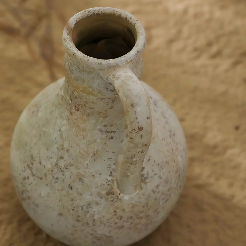 Vase d'Époque Forme Pichet Peint à la Main, présentation des détails, vue du dessus.