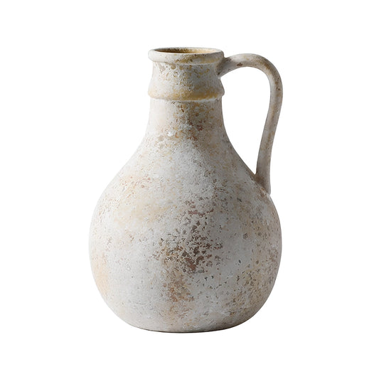 Vase d'Époque Forme Pichet Peint à la Main sans fleurs sur fond blanc.
