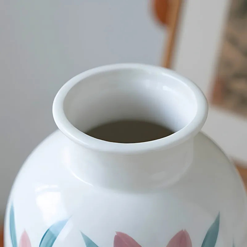 Vase Fantaisie Motif Fleurs Peint à la Main, présentation du col modèle A vu de près.