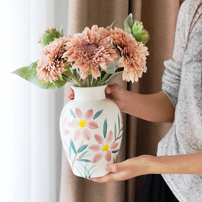 Vase Fantaisie Motif Fleurs Peint à la Main, présentation du modèle A avec fleurs tenu en main.