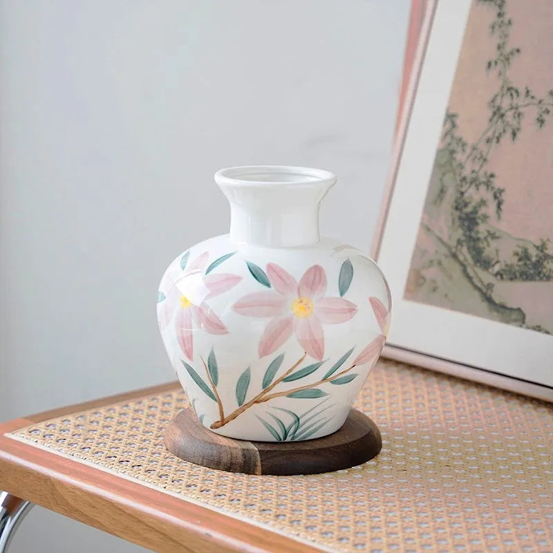 Vase Fantaisie Motif Fleurs Peint à la Main modèle B sur fond blanc sans fleurs.