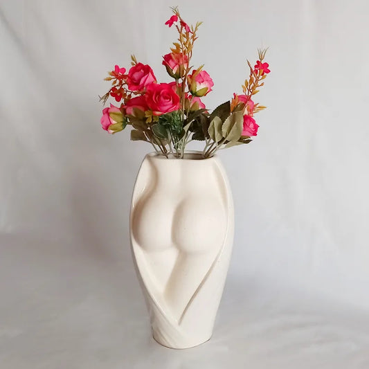 Vase Fessier Femme Vice-Versa présentation du modèle grand avec bouquet de fleurs rouges, vu de côté.