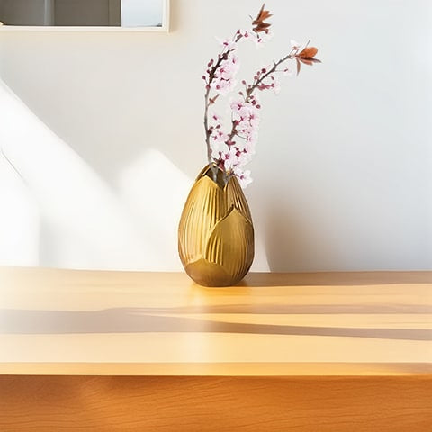 Vase fleur de Lotus couleur or en céramique présentation avec tiges de cerisier sur une table en bois