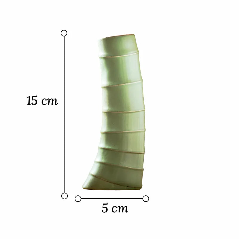 Vase Forme Bambou Vert, dimensions 15 cm sur fond blanc.